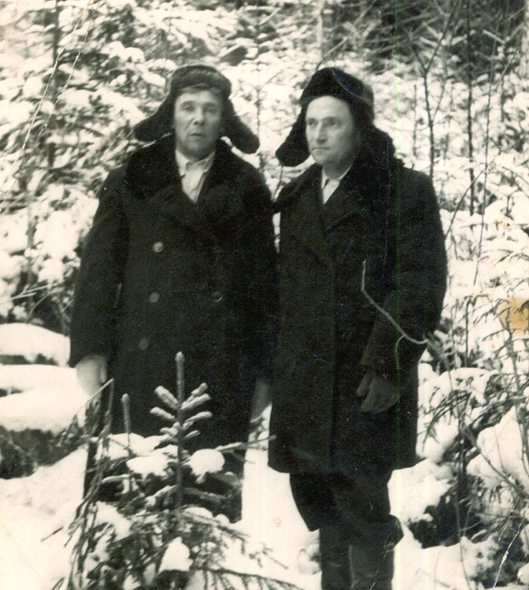 Чертков Дмитрий Иванович (слева)