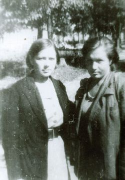 Слева Шура Андреенкова, справа Варвара Лебедева